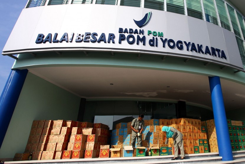 Petugas Badan Pengawasan Obat dan Makanan (BPOM) menunjukan jamu ilegal hasil sitaan di kantor BPOM DI Yogyakarta, Rabu (30/3).