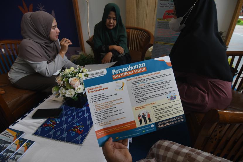 Petugas Badan Penyelenggara Jaminan Produk Halal (BPJPH) memaparkan tata cara pengajuan permohonan sertifikasi halal kepada pelaku usaha di Palu, Sulawesi Tengah, Jumat (15/7/2022). Pemerintah mendorong pelaku usaha untuk mengajukan sertifikasi halal atas produknya sebagai wujud perlindungan bagi konsumen. Komisi Fatwa MUI: Tidak Semua Self Declare Halal Penuhi Syarat