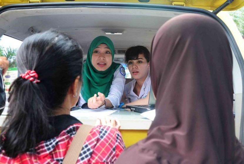 Kartu Jaminan Kesehatan Nasional Petugas Badan Penyelenggara Jaminan Sosial (BPJS) tengah membuat kartu Jaminan Kesehatan Nasional (JKN) saat peluncuran JKN di RS Fatmawati, Jakarta, Rabu (1/1). Kartu JKN merupakan perlindungan kesehatan agar peserta memer