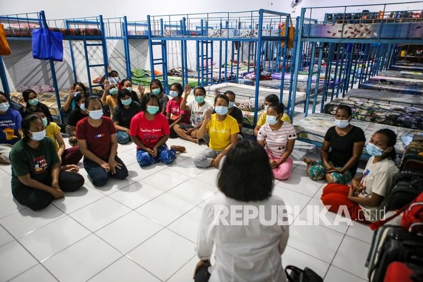 Petugas Badan Perlindungan Pekerja Migran Indonesia (BP2MI) berbincang dengan sejumlah Pekerja Migran Indonesia (PMI) saat sidak di rumah penampungan di Neglasari, Kota Tangerang, Banten, beberapa waktu lalu. Sidak tersebut guna memastikan protokol kesehatan Covid-19 di tempat tersebut pasca ditemukannya 27 PMI yang terpapar COVID-19 di Taiwan. 