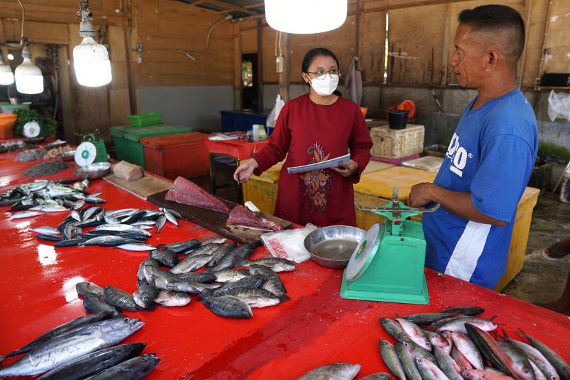 Petugas Badan Pusat Statistik (BPS) menanyakan harga ikan tuna, cakalang dan malalugis serta komoditas lainnya kepada pedagang di Kota Gorontalo, Gorontalo, Kamis (7/10). Badan Pusat Statistik (BPS) mencatatkan inflasi sebesar 0,12 persen pada Oktober 2021. 