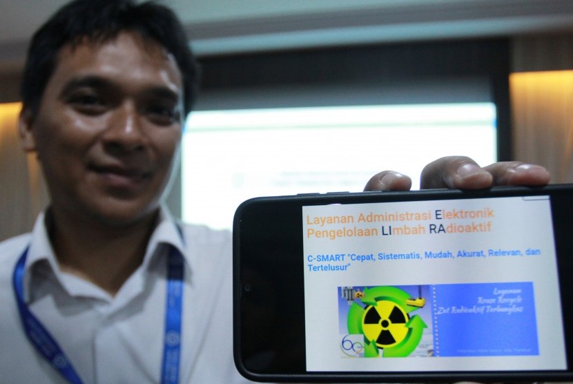 Petugas Badan Tenaga Nuklir Nasional (Batan) menunjukan aplikasi online pengolahan limbah radioaktif kepada media di Pusat Teknologi Limbah Radioaktif (PTLR) Badan Tenaga Nuklir Nasional Serpong, Tangerang Selatan, Banten, Selasa (18/6/2019). 