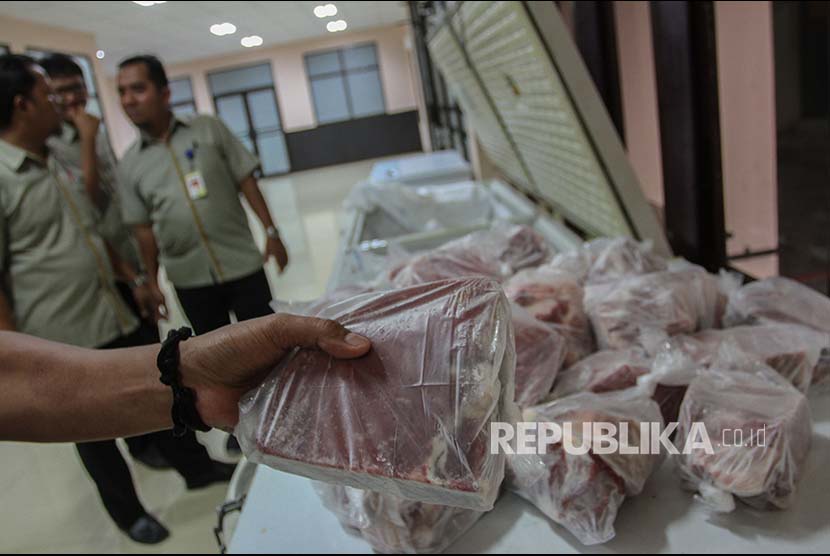 Petugas Badan Urusan Logistik (Bulog)  menyusun daging kerbau beku impor dari India ke dalam alat pendingin. Lonjakan kasus Covid-19 India membuat Indonesia mengurangi jumlah impor daging kerbau yang masuk ke Tanah Air.