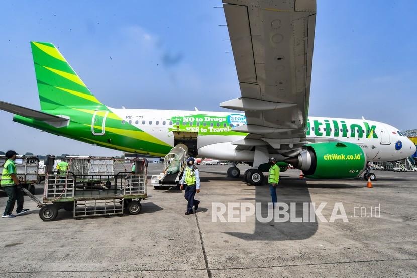 Petugas bagasi pesawat memasukkan barang milik penumpang ke dalam pesawat Citilink. Maskapai penerbangan Citilink mengoperasikan tiga rute baru dari Bandara Sultan Aji Muhammad Sulaiman Sepinggan, Balikpapan. Ketiga rute tersebut yakni menuju Mamuju, Berau, dan Banjarmasin sejak kemarin (5/12/2022). 