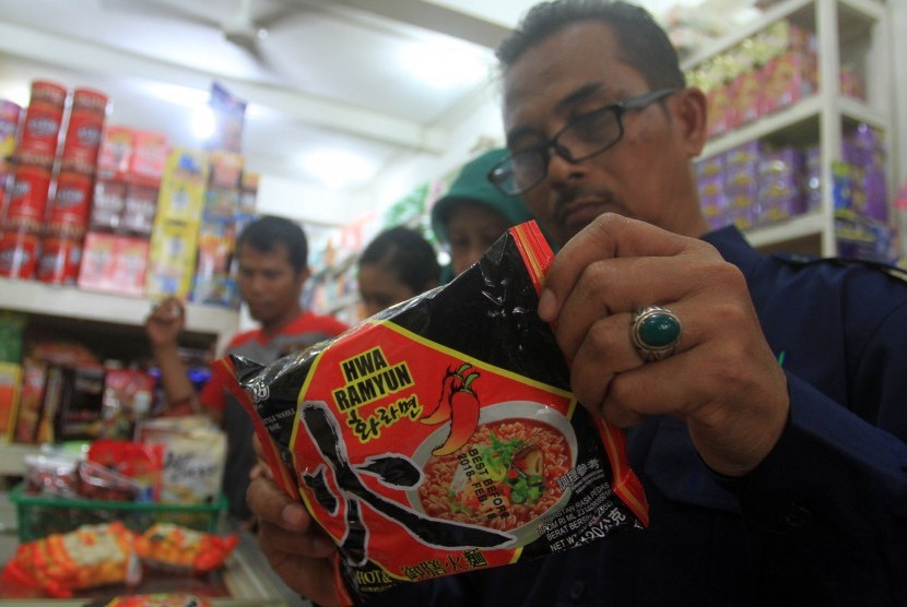 Petugas Balai Besar Obat dan Makanan (BPOM) dan Dinas Kesehatan Provinsi Sumatera Barat, memeriksa mi Instan di salah satu pusat perbelanjann, di Padang, Sumatera Barat, Senin (19/6). 