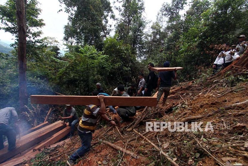 Petugas Balai Besar Taman Nasional Gunung Leuser (BBTNGL) Kementerian Kehutanan mengangkut kayu olahan milik pembalak liar (Ilegal logging) ketika melakukan patroli di kawasan Telaga Bekancan, Taman Nasional Gunung Leuser (TNGL), Kabupaten Langkat, Sumatera Utara, Senin (22/5). 