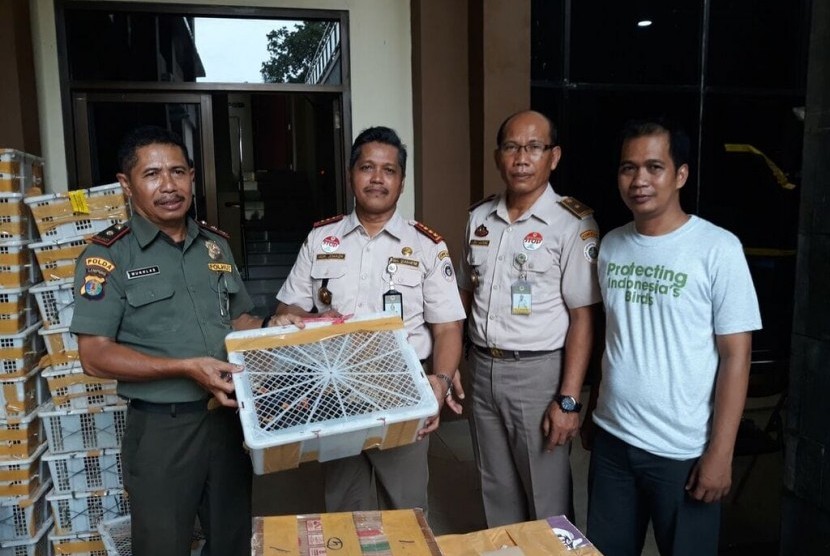 Petugas Balai Karantina Pertanian Provinsi Lampung bersama  UPT Taman Hutan Rakyat (Tahura), dan FLIGHT melepasliarkan ribuan burung di hutan Tahura, Rabu (12/12). 