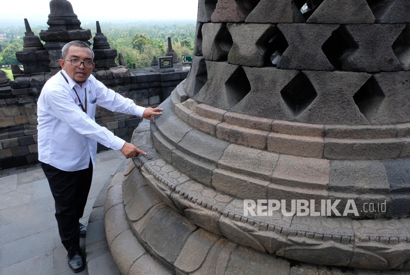 Petugas Balai Konservasi Borobudur (BKB) menunjukkan salah satu titik keausan pada batu di Candi Borobudur, Magelang, Jawa Tengah, Kamis (13/2/2020). 