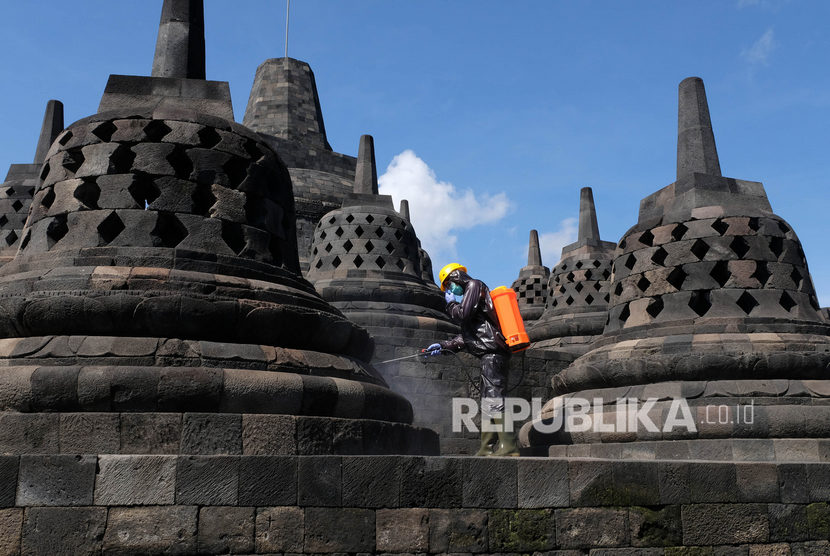 Petugas Balai Konservasi Borobudur (BKB) menyemprotkan cairan disinfektan di candi Borobudur Magelang, Jawa Tengah, Senin (16/3/2020).