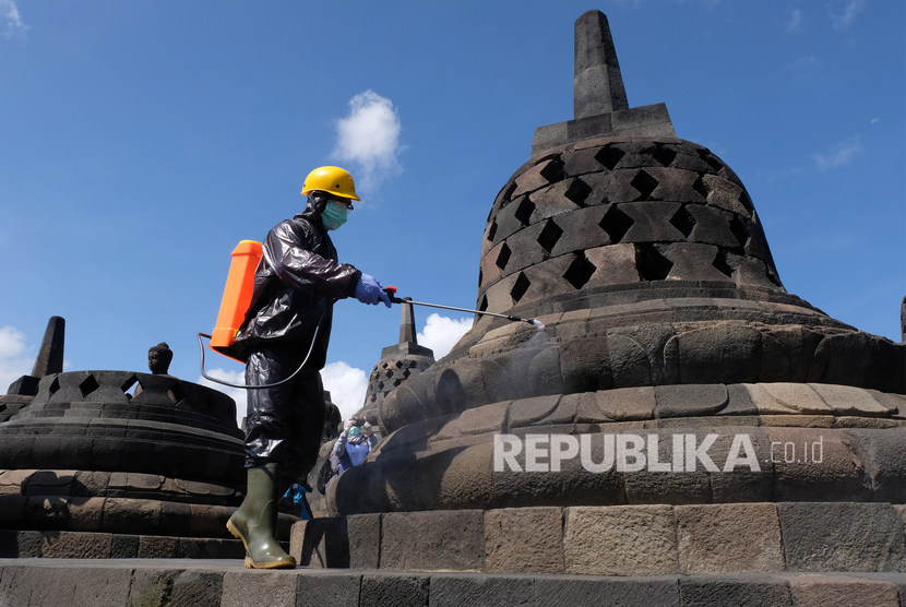 Petugas Balai Konservasi Borobudur (BKB) menyemprotkan cairan disinfektan di candi Borobudur Magelang, Jawa Tengah. 