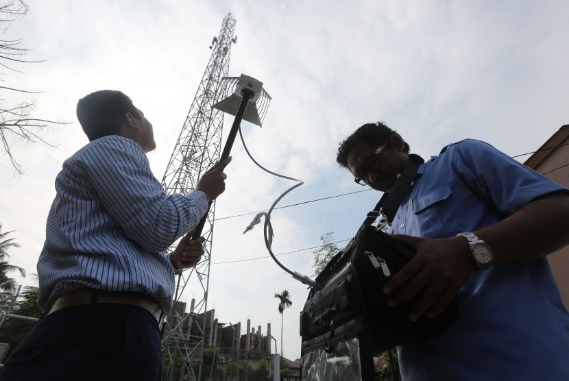 Petugas Balai Monitoring (Balmon) Aceh mengawasi frekuensi komunikasi Base Transceiver Station (BTS) di Banda Aceh, Aceh, Kamis (17/3).