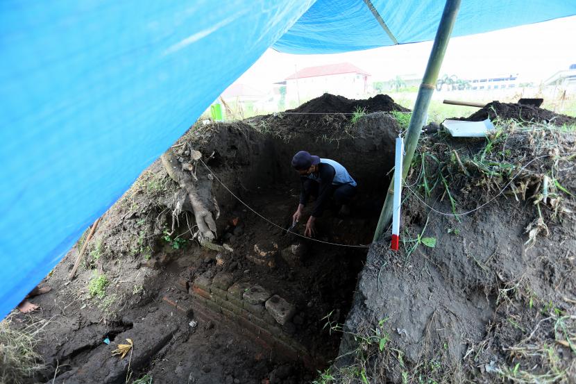 Tim arkeologi melakukan penggalian (ekskavasi) di area temuan Objek Diduga Cagar Budaya (ODCB) -- ilustrasi