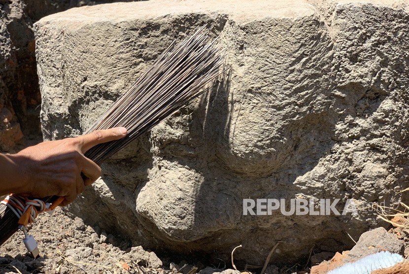 Petugas Balai Pelestarian Cagar Budaya (BPCB) Trowulan memeriksa bongkahan yang diduga merupakan bagian dari situs Candi Gedog di area persawahan di Kelurahan Gedog Kecamatan Sananwetan, Kota Blitar, Jawa Timur, Rabu (4/9/2019).