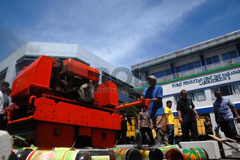 Petugas Balai Pengawas Obat dan Makanan (BPOM) memusnahkan barang bukti obat dan makanan ilegal secara simbolik di lapangan kantor BPOM, Jakarta Timur, Selasa (19/11).  (Republika/Rakhmawaty La'lang)