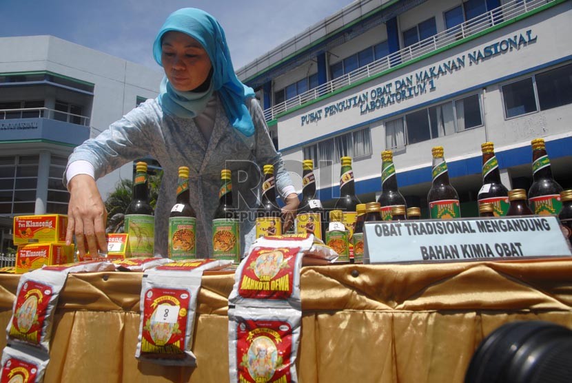 Petugas Balai Pengawas Obat dan Makanan (BPOM) menunjukkan sejumlah barang bukti obat dan makanan ilegal dilapangan kantor BPOM, Jakarta Timur, Selasa (19/11).  (Republika/Rakhmawaty La'lang)