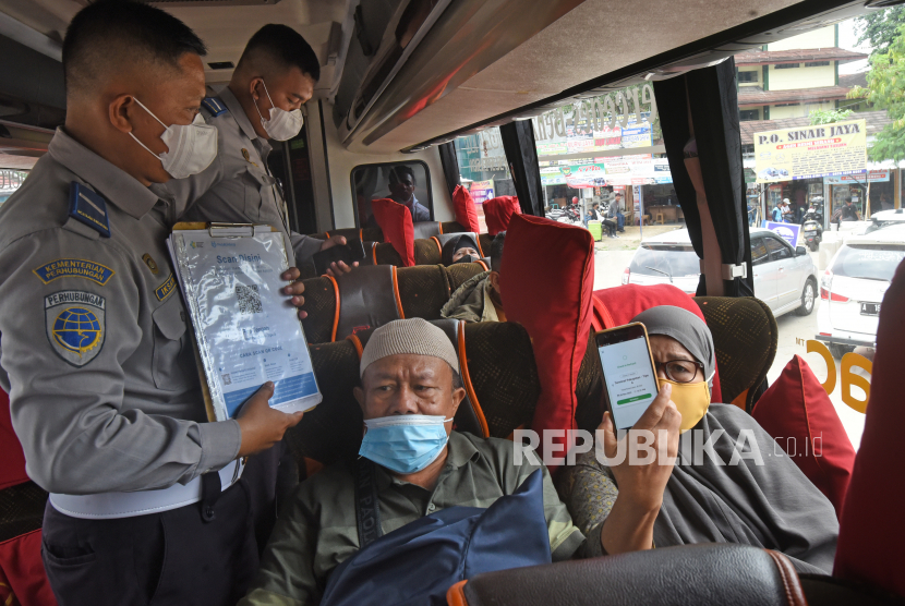 Petugas Balai Pengelola Transportasi Darat Wilayah Banten memeriksa sertifikat vaksinasi Covid-19 pelaku perjalanan antarkota-antarprovinsi dengan aplikasi Peduli Lindungi di Terminal Bus Pakupatan Kota Serang, Banten, Rabu (9/11/2022). (Ilustrasi)