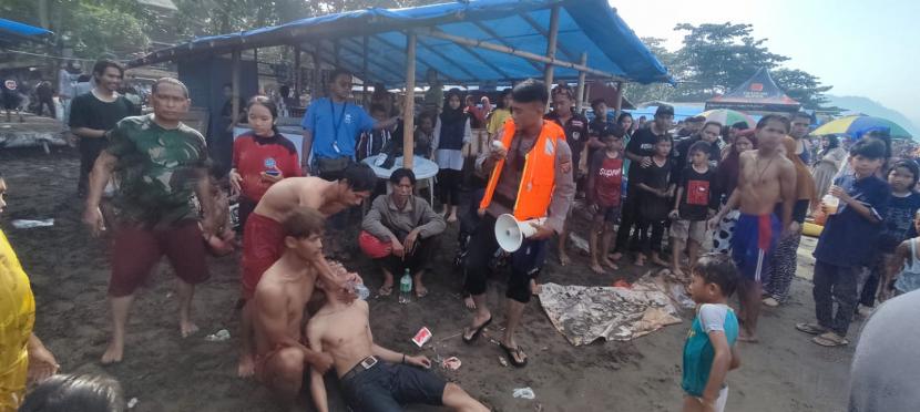 Petugas Balawista dan aparat kepolisian di Kabupaten Sukabumi menyelamatkan pengunjung yang tenggelam di pantai selatan Sukabumi, Rabu (4/5/2022)