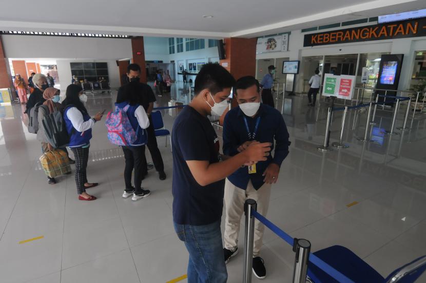 Petugas bandara mengecek dokumen e-HAC dan sertifikat Vaksin COVID-19 milik calon penumpang di Bandara Adi Soemarmo, Boyolali, Jawa Tengah, Rabu (9/3/2022). PT Angkasa Pura I Bandara Adi Soemarmo menerapkan tanpa tes PCR dan antigen bagi calon penumpang pesawat domestik yang sudah melakukan vaksin COVID-19 dua kali dosis.AP I mencatat trafik pesawat meningkat 9 persen usai aturan perjalanan dilonggarkan