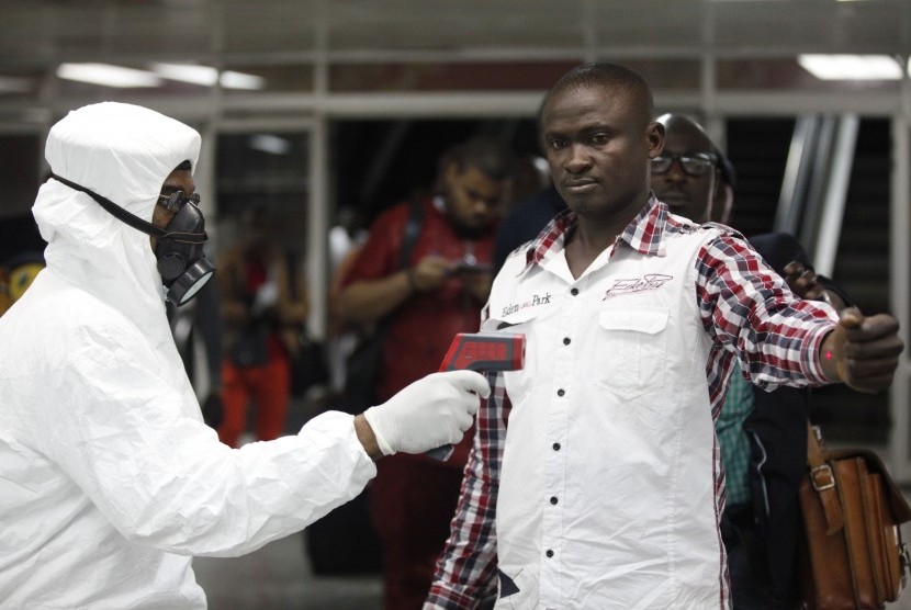 Petugas Bandara Murtala Muhammed International Airport di Lagos, Nigeria memeriksa penumpang yang baru tiba sebagai tindakan antisipasi atas wabah ebola yang semakin memburuk, Rabu (6/8)