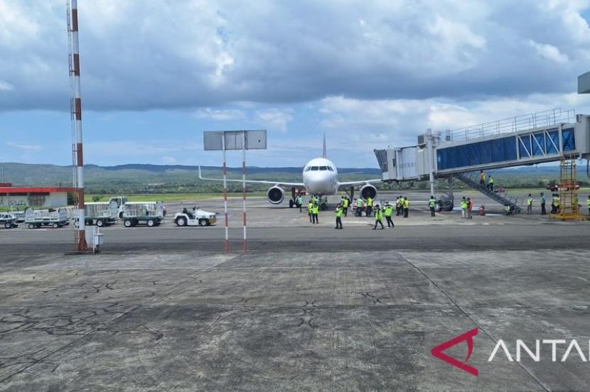 Petugas bandara sedang mengatur pesawat yang baru mendarat di Bandara Internasional Sultan Iskandar Muda Blang Bintang Aceh Besar.