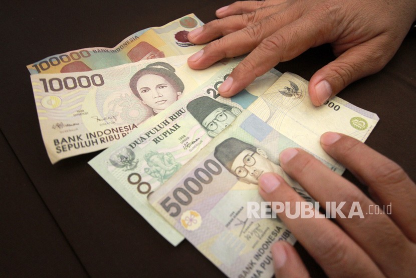 Petugas Bank Indonesia (BI) menunjukkan empat pecahan uang kertas lama (Ilustrasi).
