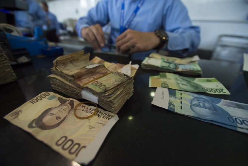 Petugas Bank Indonesia menghitung dan memeriksa uang rupiah (Ilustrasi)