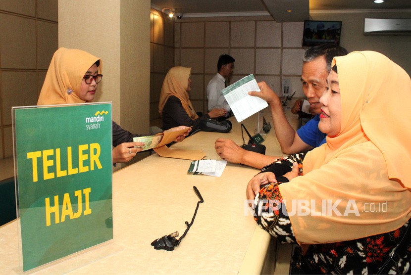 Petugas Bank Mandiri Syariah melayani calon jemaah haji melakukan pelunasan Biaya Penyelenggaran Ibadah Haji (BPIH) di Kantor Cabang Mandiri Syariah Area Bekasi, di Bekasi, Jawa Barat, Senin (16/4). 