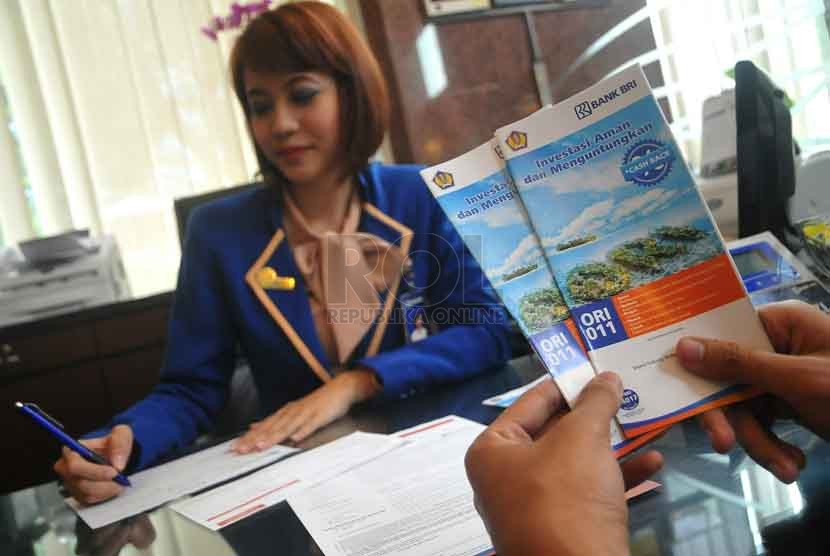  Petugas bank melayani nasabah calon pembeli Obligasi Ritel Indonesia (ORI) 011 di Bank BRI Pusat, Jakarta,?Rabu (1/10).(Republika/Prayogi)