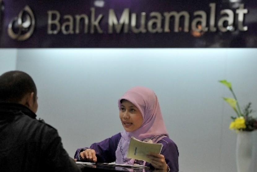 Petugas bank melayani nasabah di Bank Muamalat, Jakarta