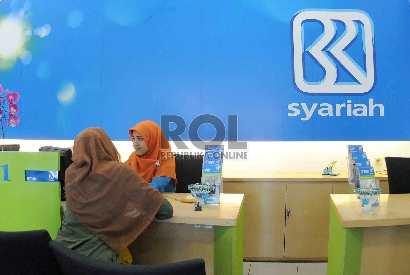 Petugas bank melayani nasabah di kantor BRI Syariah, Jakarta, Rabu (12/8).