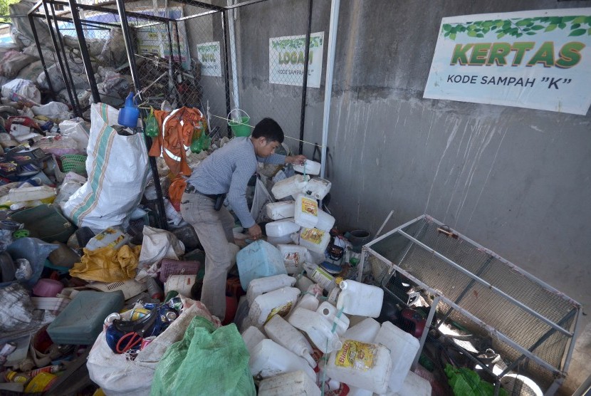 Petugas Bank Sampah Pusat Kota Makassar menata barang bekas layak daur ulang , Sulawesi Selatan, Jumat (4/3). 