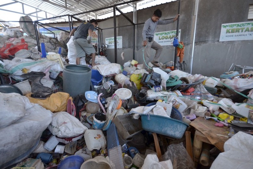 Petugas Bank Sampah menata barang bekas layak daur ulang (ilustrasi)