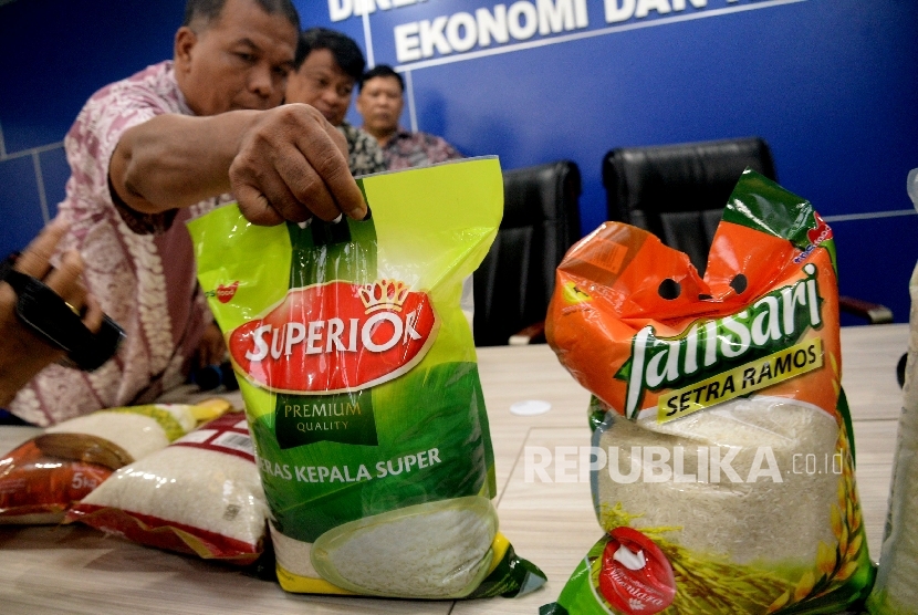 Petugas bareskrim polri mearapikan barang bukti seusai memberikan keterangan pers tentang kasus PT Indo Beras Unggul (IBU) yang terindikasi melakukan kecurangan kualitas produk beras di Bareskrim, Mabes Polri, Jakarta, Kamis (25/8). 