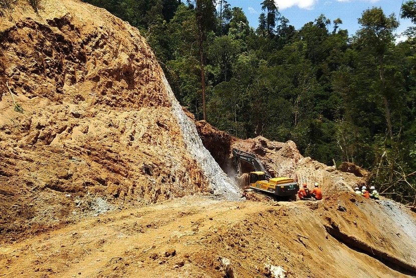 Jalur Evakuasi Tambang Bolaang Mongondouw: Petugas Basarnas berada di dekat ekskavator yang digunakan untuk menggali jalur evakuasi pada proses pencarian korban di pertambangan emas tanpa izin (PETI) desa Bakan, Kabupaten Bolaang Mongondow, Sulawesi Utara, Senin (4/3/2019).