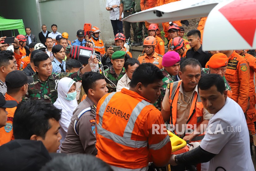 Basarnas personnels evacuate Mutmainah, 25, victim of collapsed wall near the tunnel of South Perimeter of Soekarno-Hatta International Airport, Tangerang, Banten, February 6.