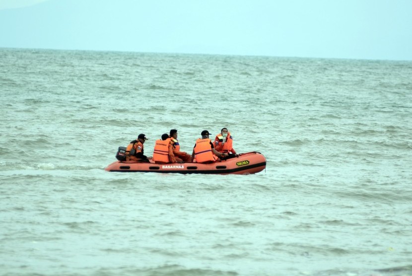 Petugas Basarnas Lampung melakukan pencarian korban pascatsunami, di pantai pesisir Desa Way Muli, Kalianda, Lampung Selatan, Lampung, Senin (24/12/2018).