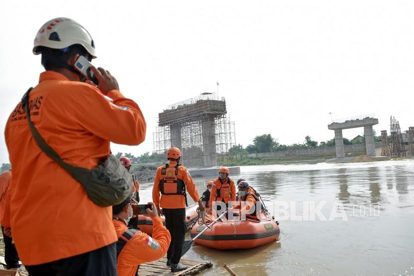 Petugas Basarnas melakukan pencarian korban perahu penyeberangan yang terbalik di Sungai Bengawan Solo, Kanor, Bojonegoro, Jawa Timur, Rabu (3/11/2021). Berdasarkan data BPBD Bojonegoro sebanyak 11 korban telah ditemukan dalam kondisi selamat dan tujuh korban masih dalam pencarian. 