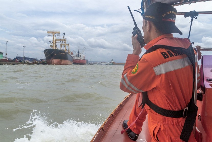 Petugas Basarnas melakukan pencarian terhadap seorang anggota Kopassus, Sertu Danang, yang hilang saat melakukan latihan terjun payung di sekitar perairan Semarang, Jawa Tengah, Selasa (7/2).