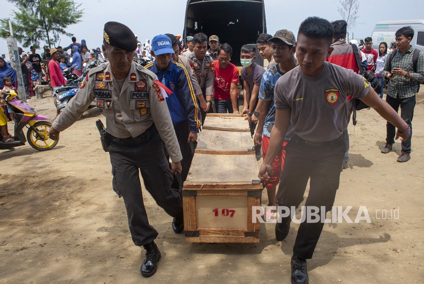 Petugas Basarnas melakukan persiapan sebelum mencari korban pesawat Lion Air bernomor penerbangan JT-610 rute Jakarta-Pangkalpinang yang jatuh di laut utara Karawang, Jawa Barat, Senin (29/10/2018).