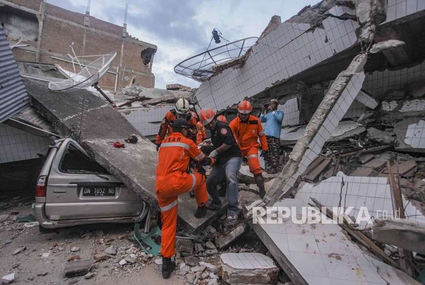 National Search and Rescue (Basarnas) team evacuate victims buried under rubble of Dunia Baru restaurant, Palu, Central Sulawesi, Sunday (Sept 30). 