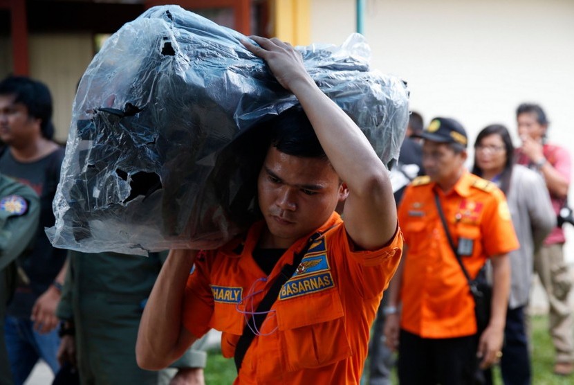 Petugas Basarnas menemukan barang milik penumpang Air Asia QZ8501.