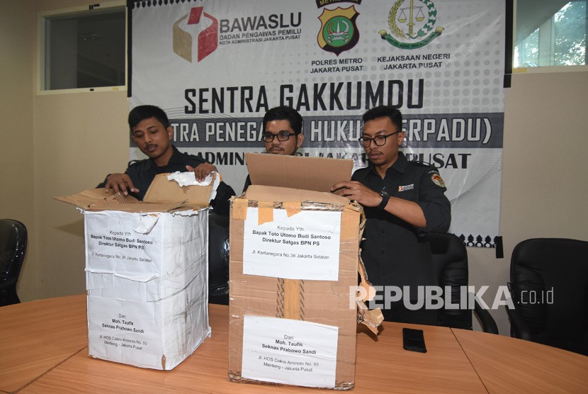 Petugas Bawaslu Jakarta Pusat menunjukkan kardus berisi ribuan form C1 Pemilu yang diamankan polisi dari sebuah mobil yang melaju di kawasan Menteng, Jakarta, di Gedung Bawaslu Jakarta Pusat, Senin (6/5/2019). 
