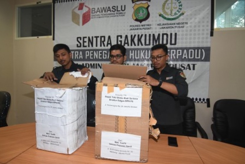 Petugas Bawaslu Jakarta Pusat menunjukkan kardus berisi ribuan form C1 Pemilu yang diamankan polisi dari sebuah mobil yang melaju di kawasan Menteng, Jakarta, di Gedung Bawaslu Jakarta Pusat, Senin (6/5/2019). Pihak Bawaslu mengatakan masih akan melakukan investigasi dan pemeriksaan terhadap temuan ribuan form C1 dari wilayah Boyolali dan sejumlah daerah lainnya tersebut. 