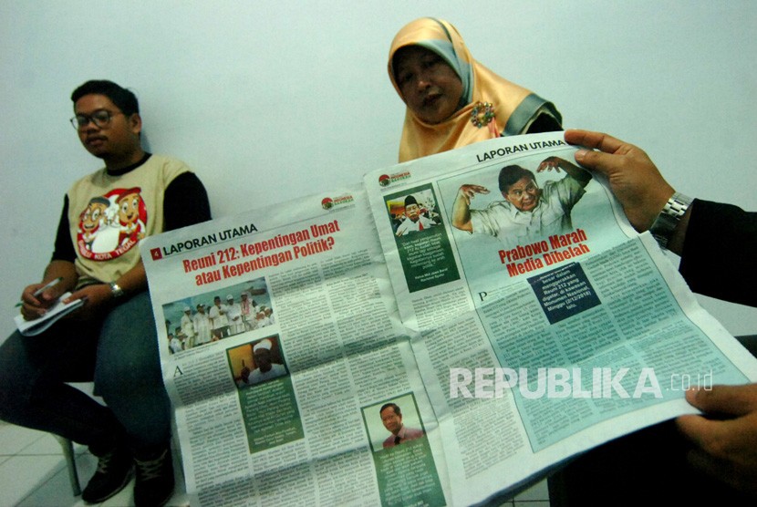 Petugas Bawaslu menunjukkan isi tabloid Indonesia Barokah di Kantor Bawaslu Kota Tegal, Jawa Tengah, Jumat (25/1/2019). 