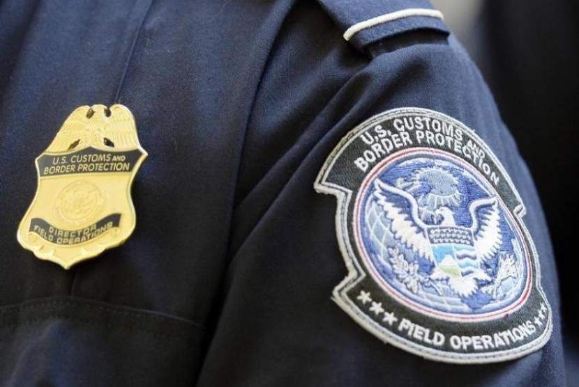 Petugas Bea Cukai dan Perlindungan Perbatasan Amerika Serikat di Bandara Internasional Los Angeles, Kalifornia.