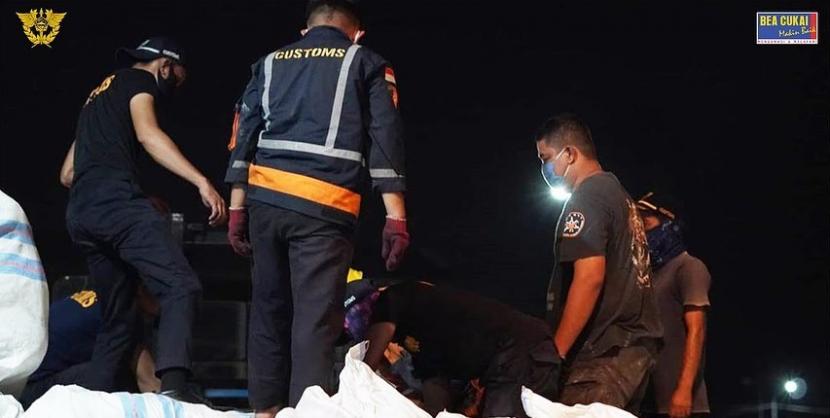 Petugas Bea Cukai Kantor Wilayah Sulawesi bagian Utara berhasil mengamankan ratusan bale pakaian bekas (Ballpress) dari Malaysia yang rencananya akan dibongkar di Tolitoli, Sulawesi Tengah pada Senin (26/9).