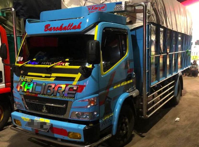  petugas Bea Cukai Kudus mengamankan dua truk yang membawa rokok ilegal di arah tol Semarang-Batang pada Sabtu (11/7) pagi.