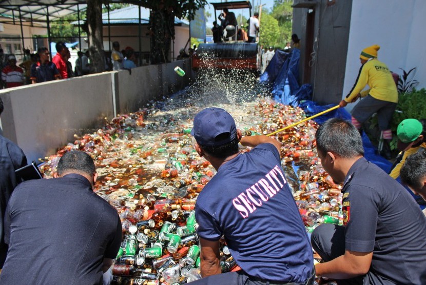 Illegal bottled and canned liquors seized in Puring Kencana Subdistrict, West Kalimantan.