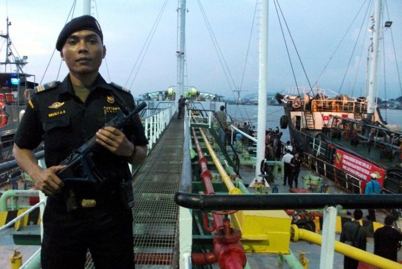 Petugas Bea Cukai mengamankan kapal penyelundup BBM
