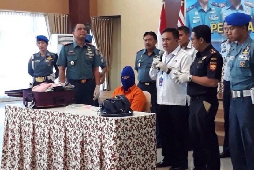 Petugas Bea Cukai mengamankan warna Malaysia yang menyembunyikan sabu di anus.